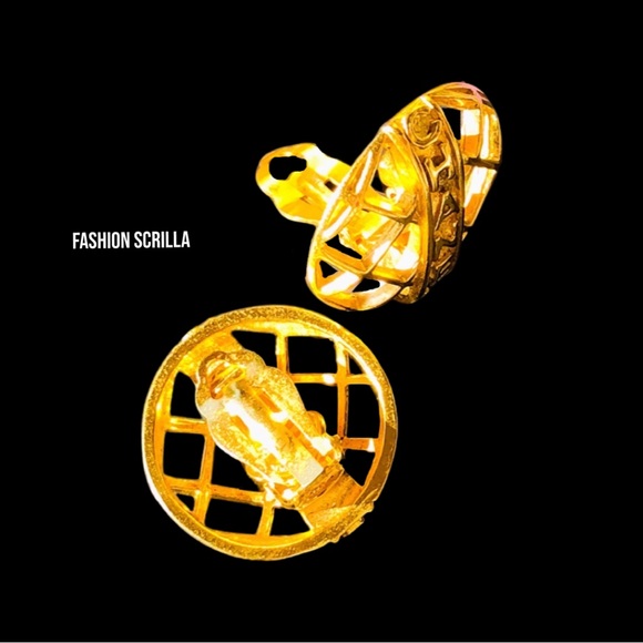 CHANEL Vintage 1980’s Gold Caged Clip on earrings - Picture 14 of 16
